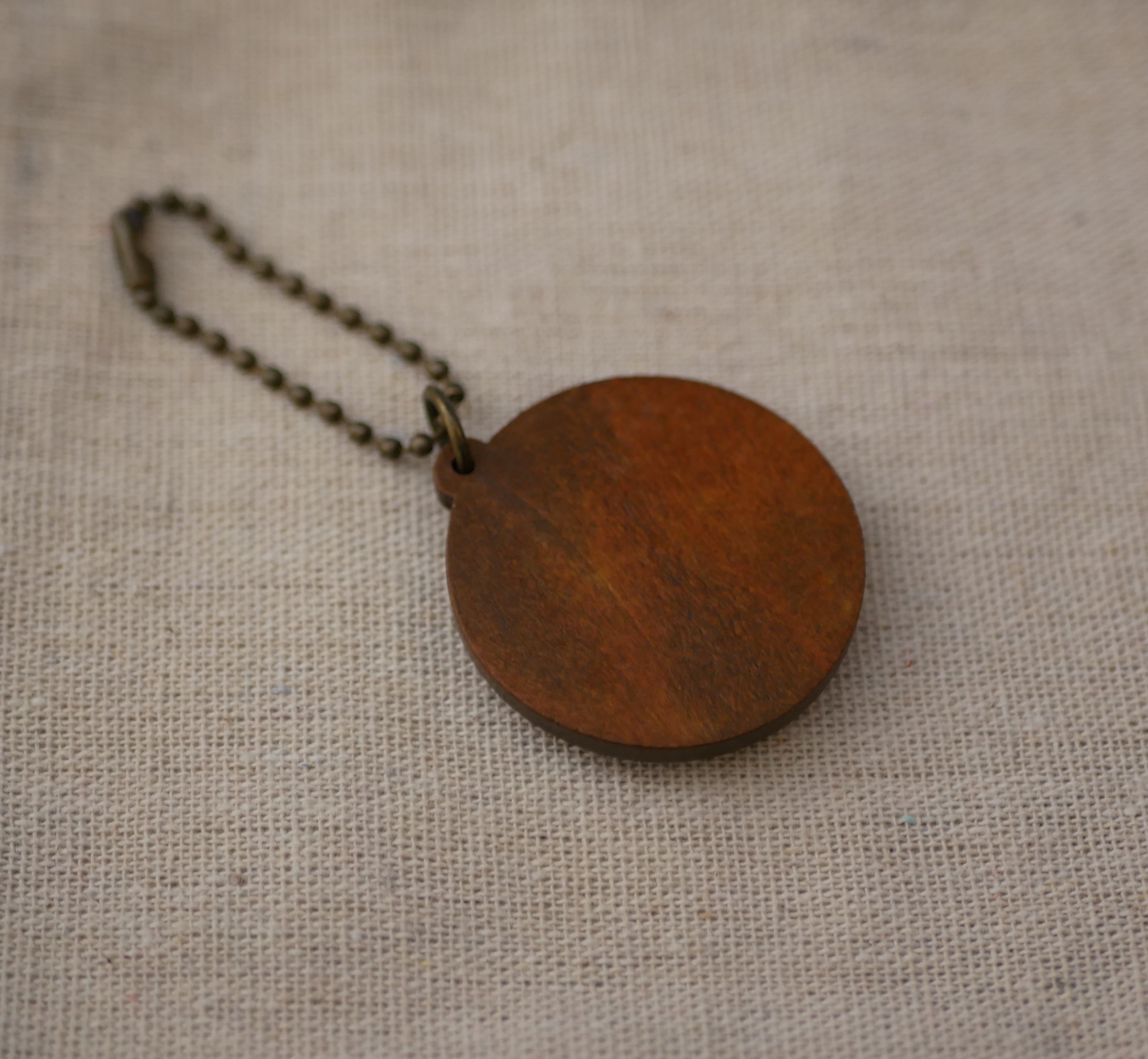 Porte clé cabochon bois sur encadrement rond en bois merisier à personnaliser par gravure