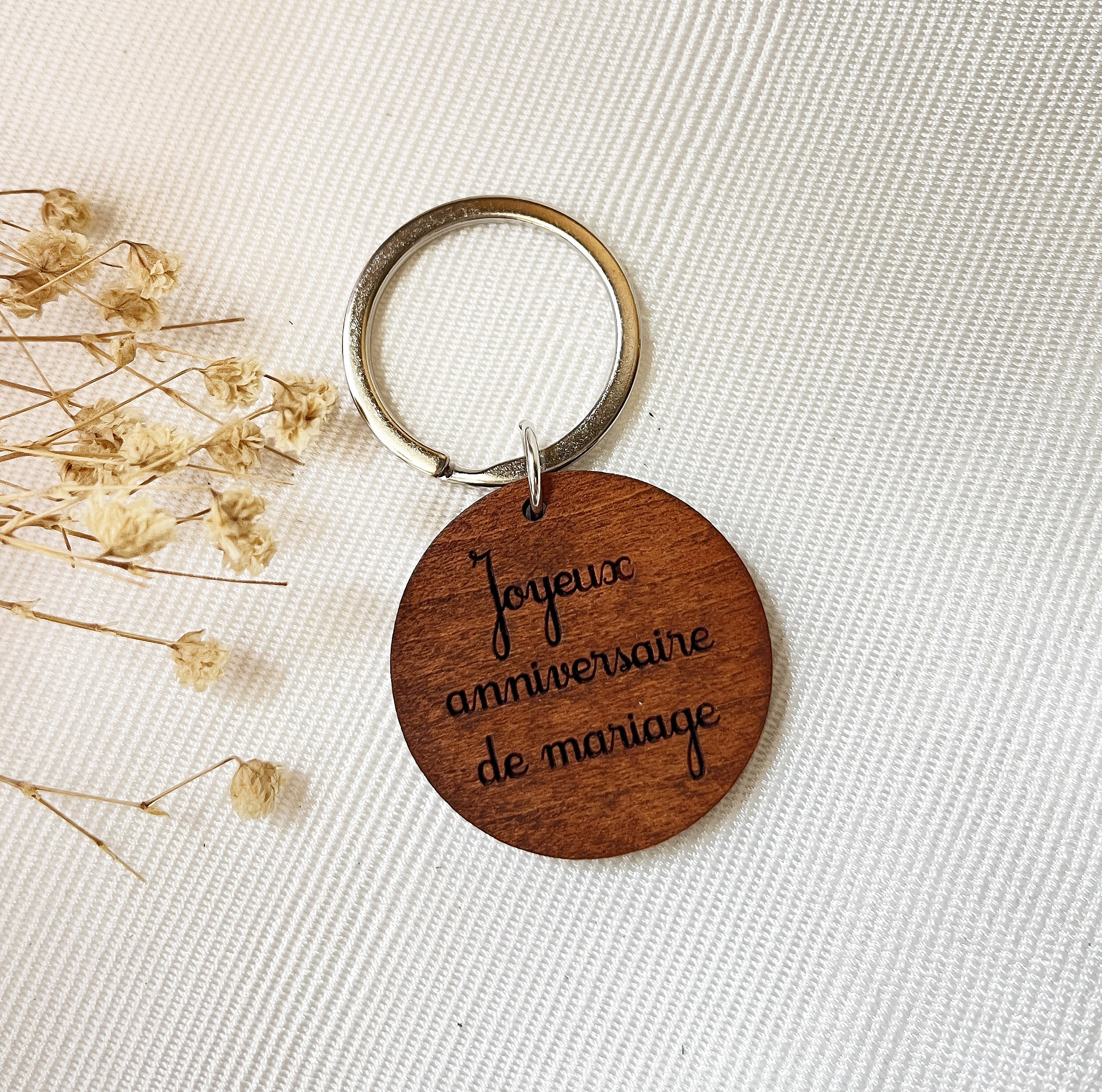 Porte-clé personnalisé en bois avec perle et breloque aile.