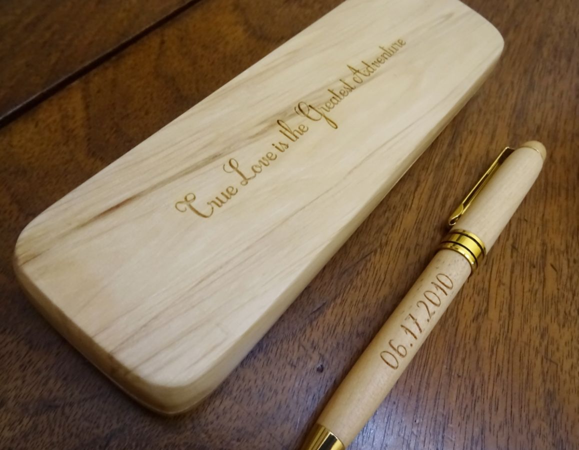 Stylo bois érable gravé dans coffret en bois massif personnalisé