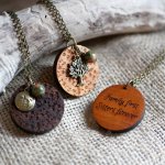 Pendentif en bois gravé avec breloques à personnaliser