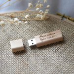 Petite clé USB en bois brut gravée à personnaliser