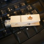 Clé USB pince en bois brut gravée à personnaliser