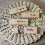 Petite clé USB en bois clair gravé à personnaliser 32Go 2.0