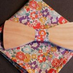 Pochette Liberty L12 et noeud papillon en bois personnalisable