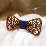 Noeud papillon en bois Français aux arabesques évidées