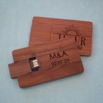 Carte en bois de noyer avec clé USB 32 Go à personnaliser par gravure