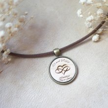 Pendentif en bois gravé sur collier en cuir européen à personnaliser 