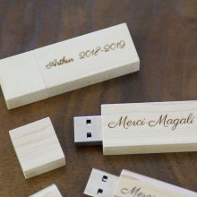 Petite clé USB 16 Go en bois clair gravé à personnaliser pour un cadeau unique