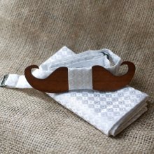 Pochette satinée Blanc et noeud papillon en bois au choix