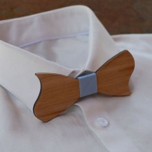 Noeud papillon forme originale asymétrique en bois merisier à personnaliser